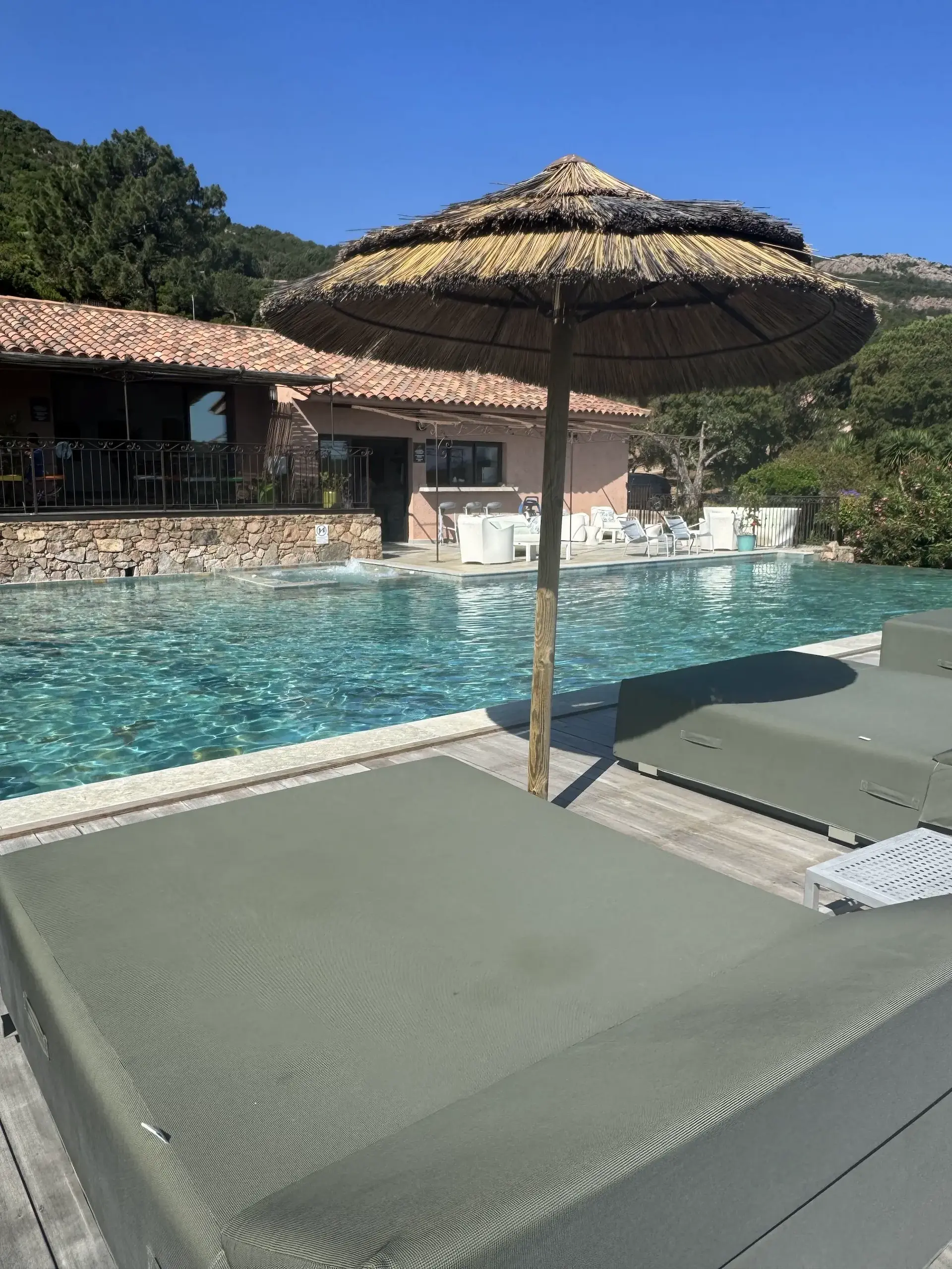 Bain de soleil autour de la piscine