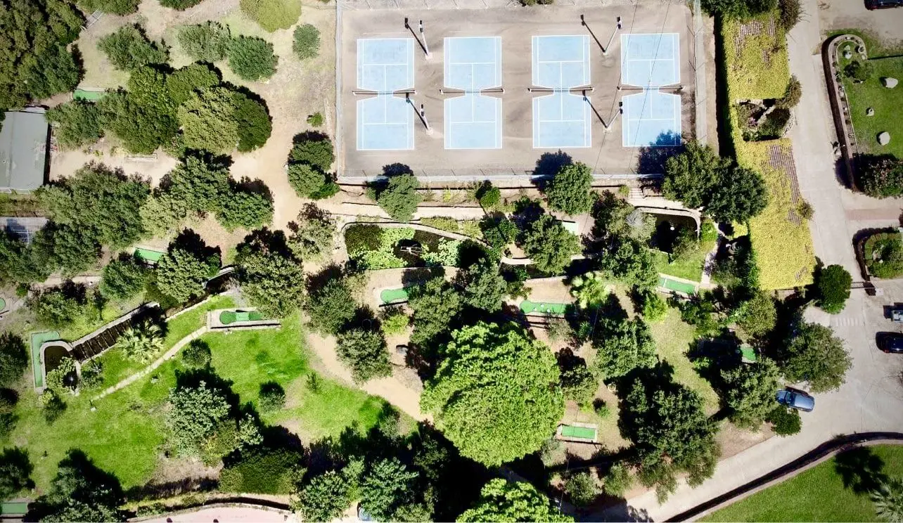 Terrain de tennis dans le parc