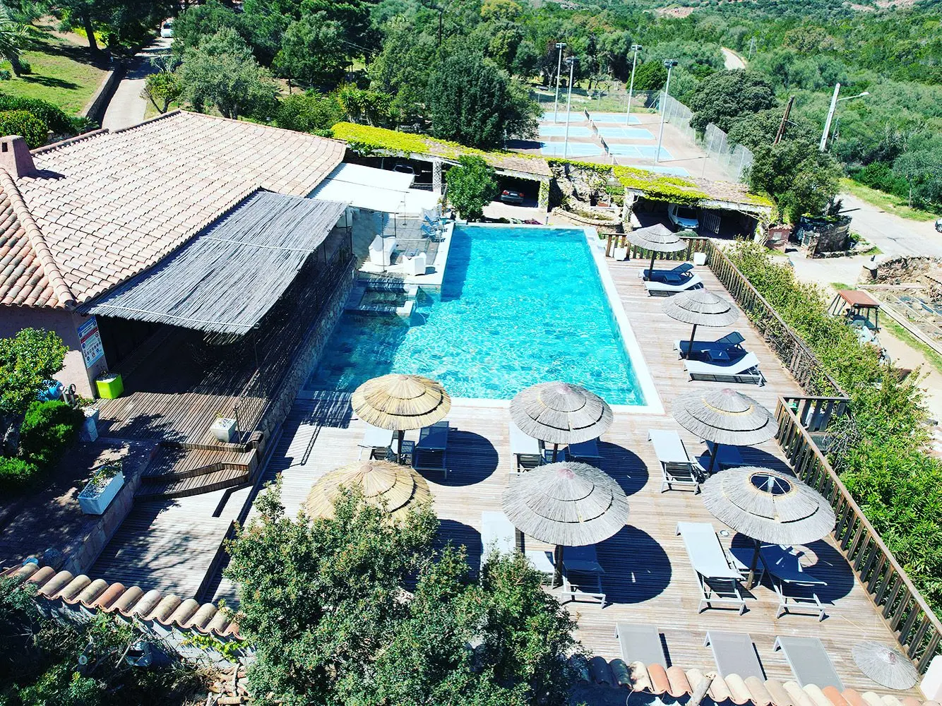 Piscine et terrain de tennis