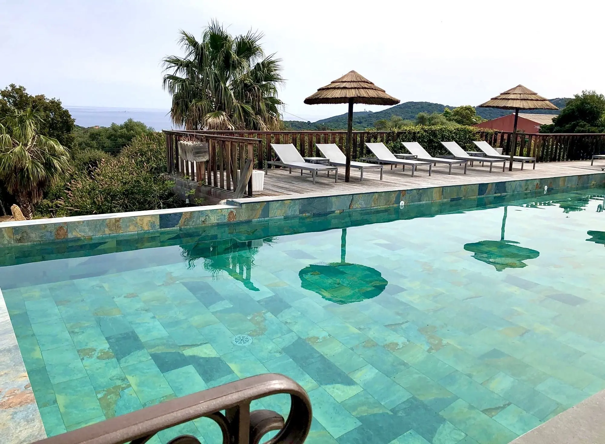 Piscine avec vue mer