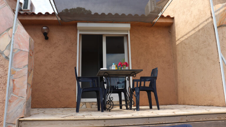 Terrasse avec barbecue vue mer
